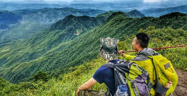 高山徒步观天池